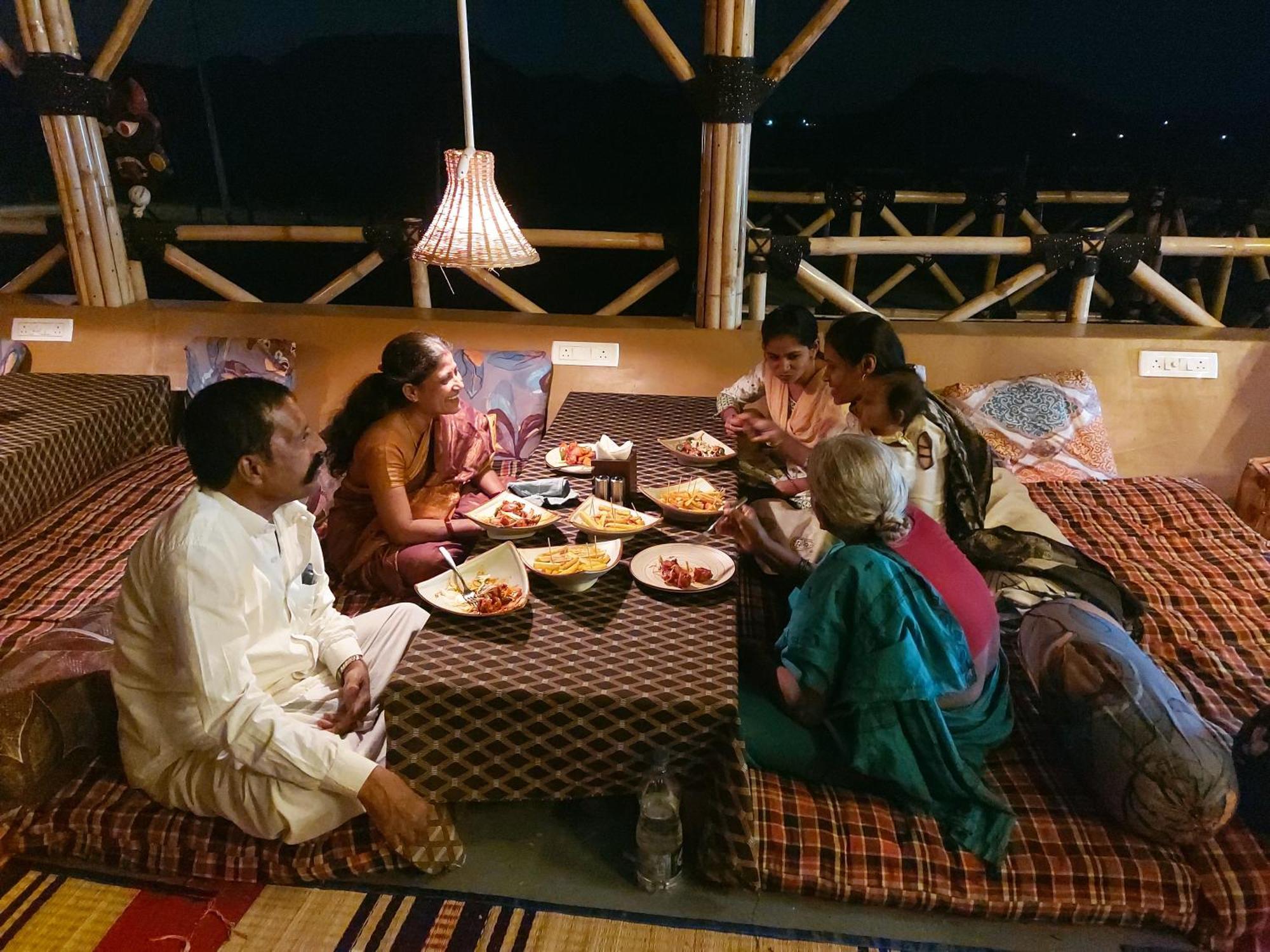 Mowgli'S Cafe Hampi & Guest House Exterior foto