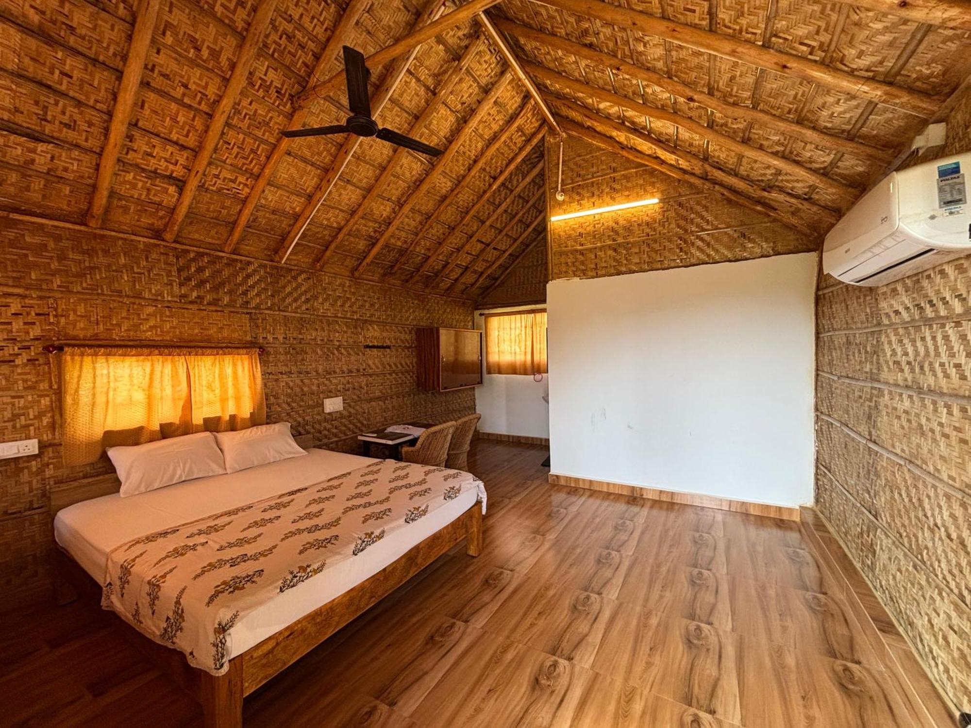 Mowgli'S Cafe Hampi & Guest House Exterior foto