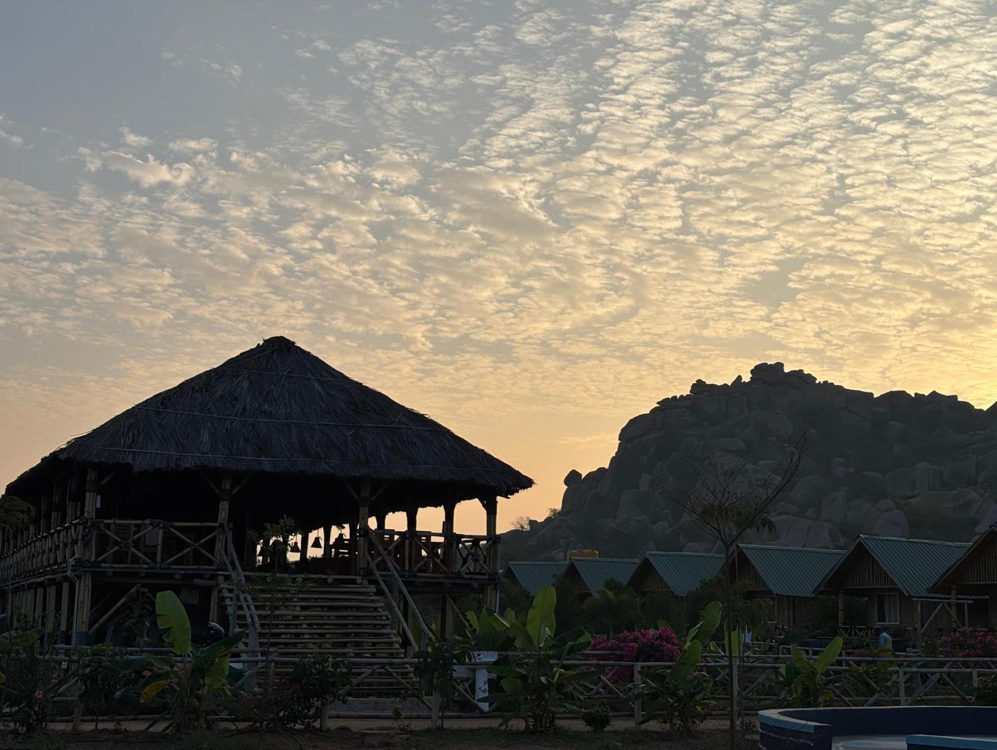 Mowgli'S Cafe Hampi & Guest House Exterior foto